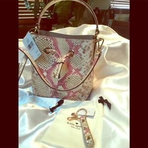 KATE SPADE SMALL BUCKET EVA SNAKE PRINT/KEYCHAIN